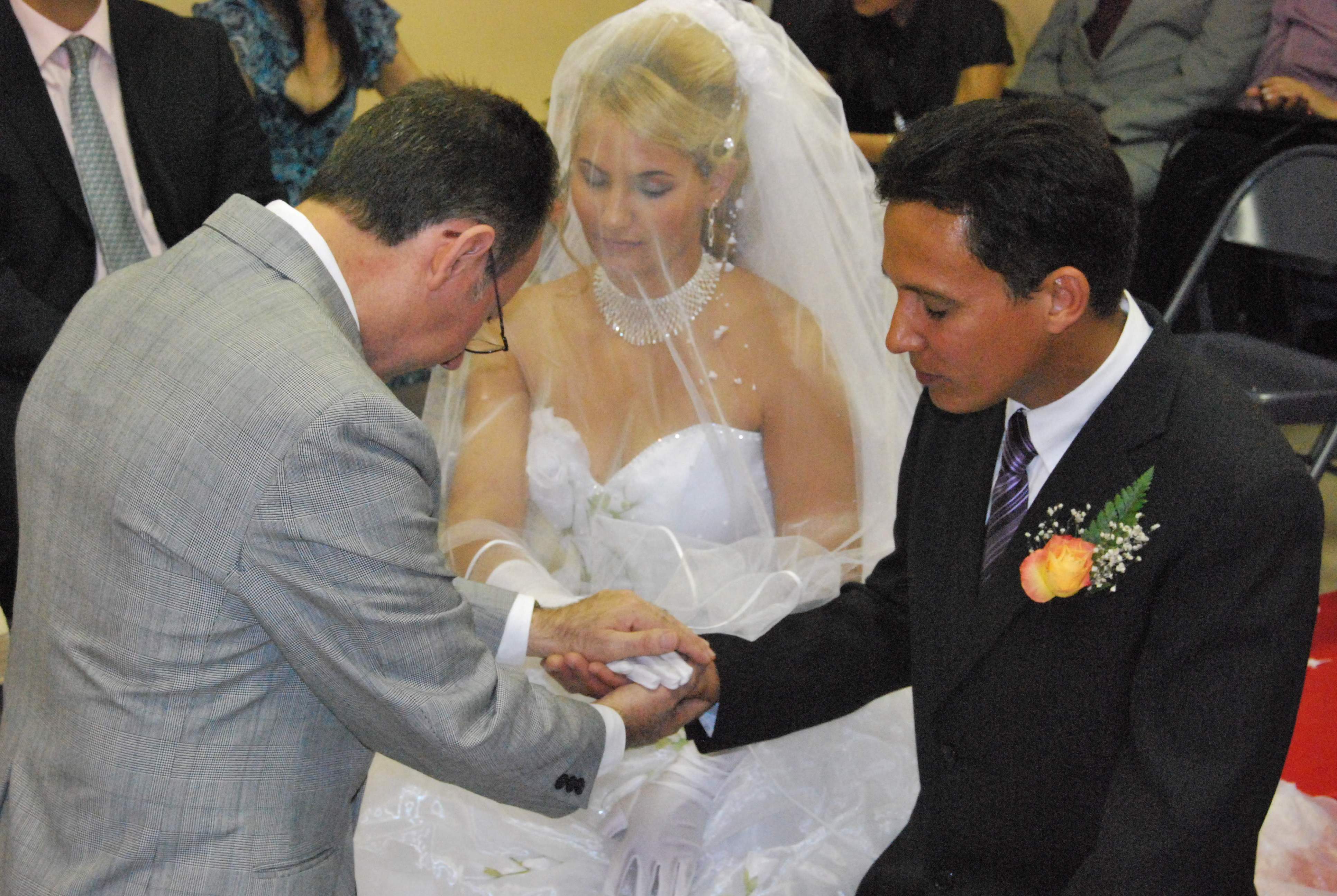 Qué es el vestido de bodas que el invitado no llevaba puesto? – Comunion  Internacional de la Gracia